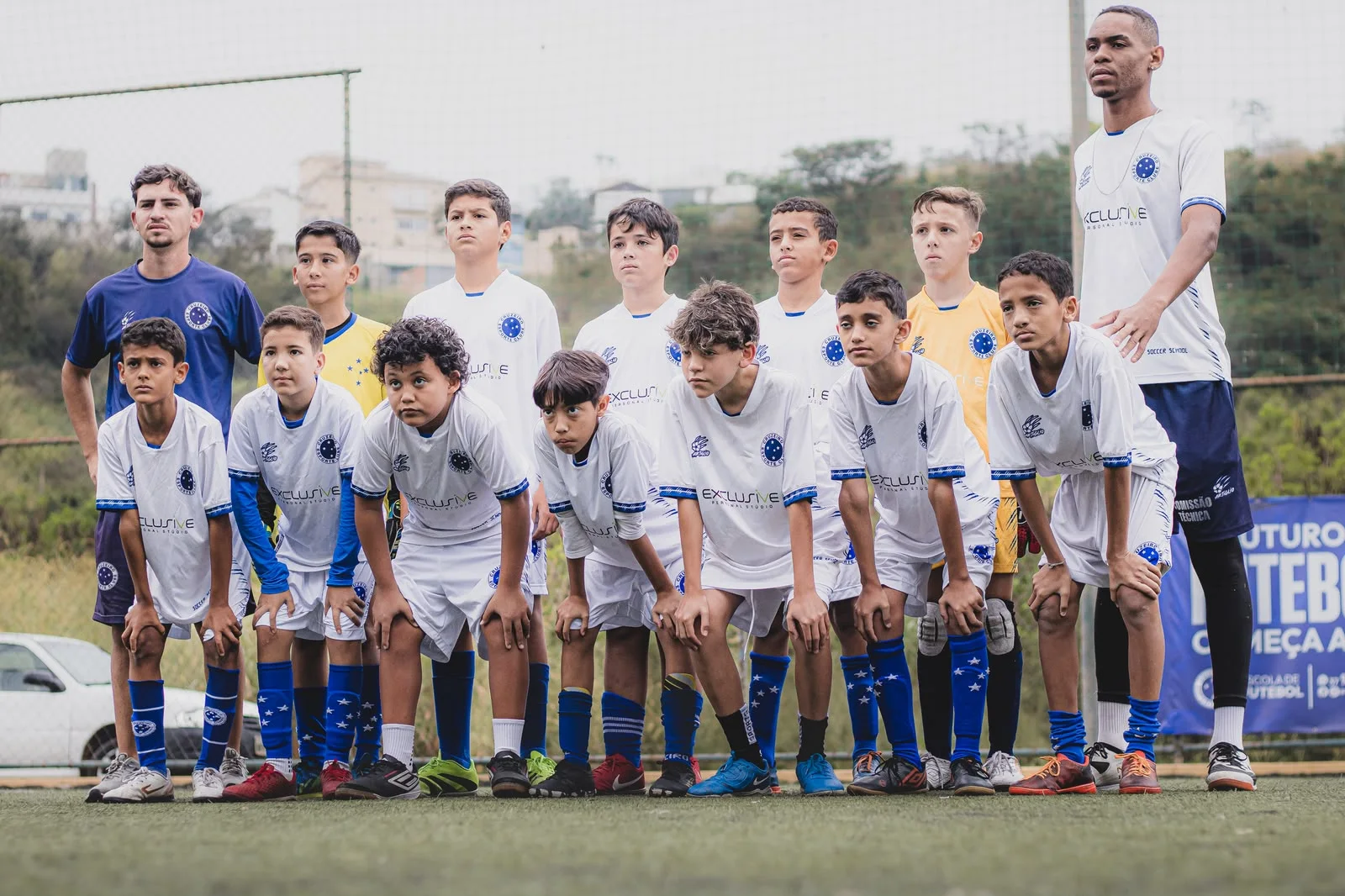 Equipe de alunos da Escola Cruzeiro no campo