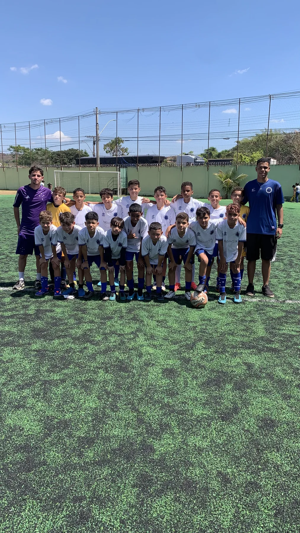 Time da Escola Cruzeiro reunido no campo