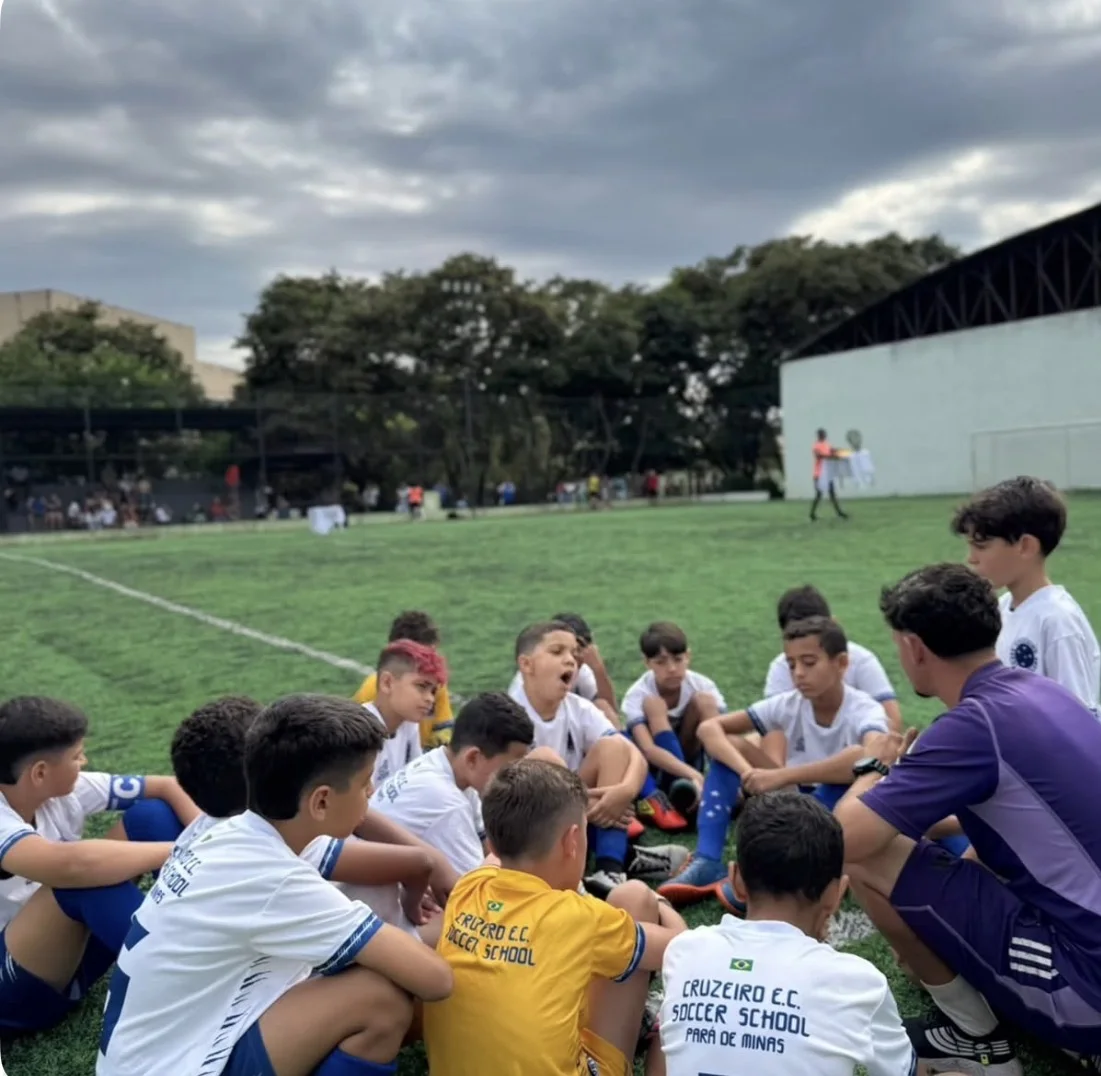 Professor conversando com os alunos durante o treino
